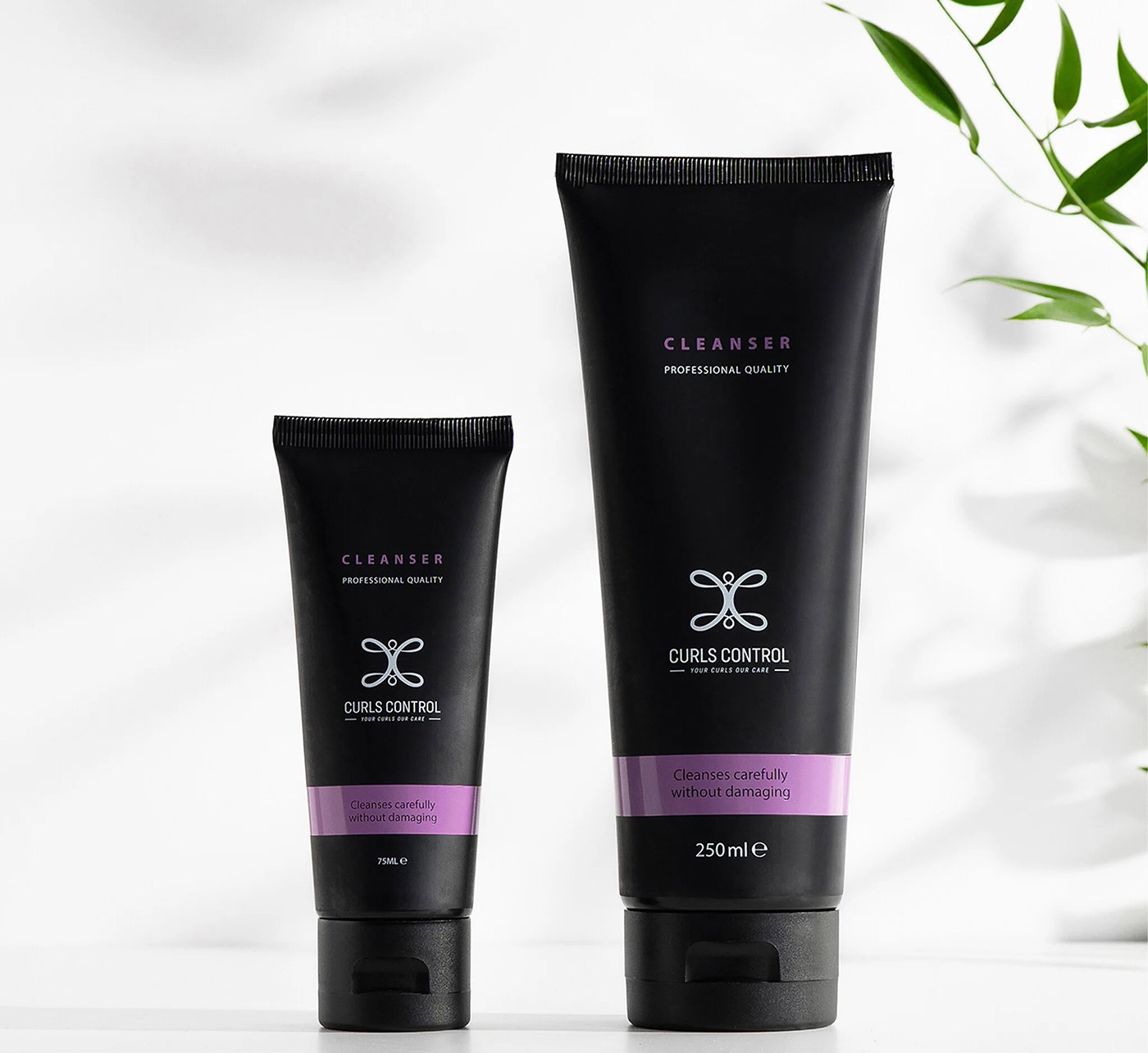 De Cleanser is een licht-schuimende en sulfaatvrije shampoo die het haar mild reinigt zonder het te beschadigen. Tevens beschermt de shampoo de natuurlijke vocht- en oliebalans van de hoofdhuid. Verkrijgbaar in 75 ml € 14,50 en 250 ml € 28,50.