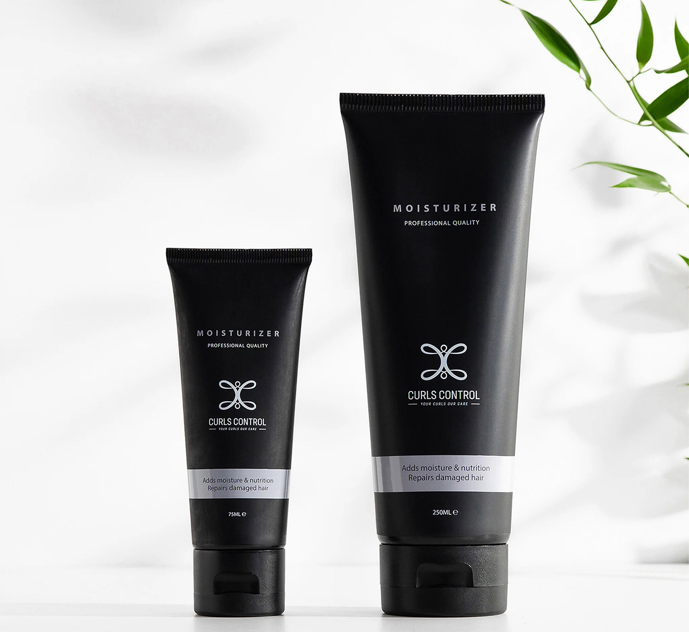 De Moisturizer (CG-proof) is een voedende crème die je haar verzacht, hydrateert en herstelt zodat jij je krullen onder controle krijgt. Verkrijgbaar in 75 ml €14,50 en 250 ml €28,50.