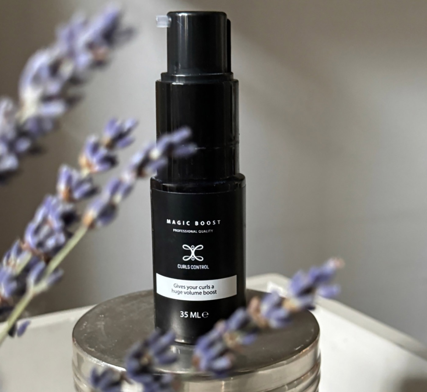 Magic Boost volumepoeder, voor een fantastisch volume. Het poeder bevat slechts één ingrediënt dat volume creëert aan jouw haaraanzet. Inhoud: ongeveer 180 puffjes. Verkrijgbaar in 35 ml € 18,75