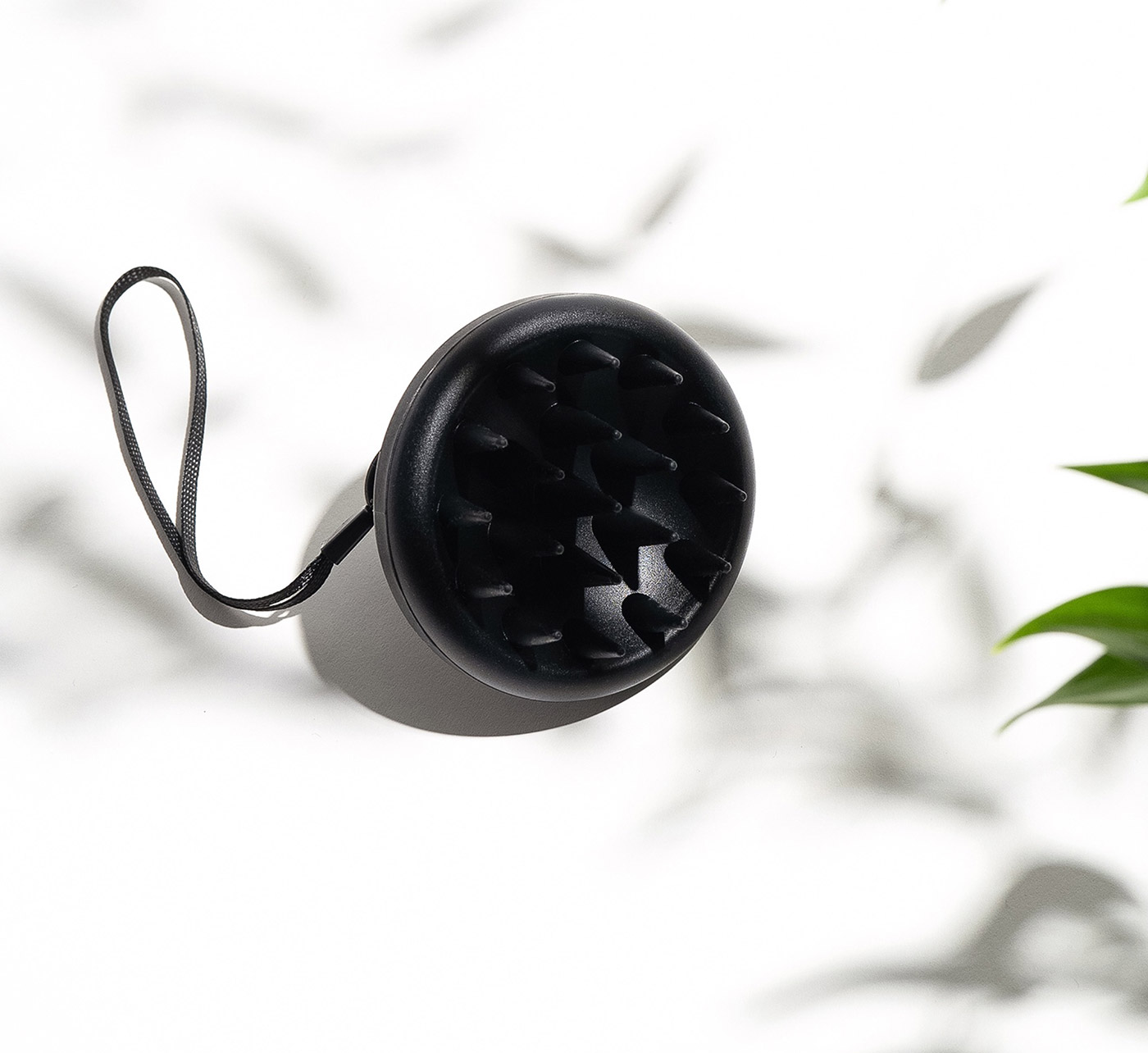 De Curls Control Massage Scalp Brush helpt je om het allerbeste uit je wasbeurt te halen en geeft een nieuwe dimensie aan je wasroutine €13,75.