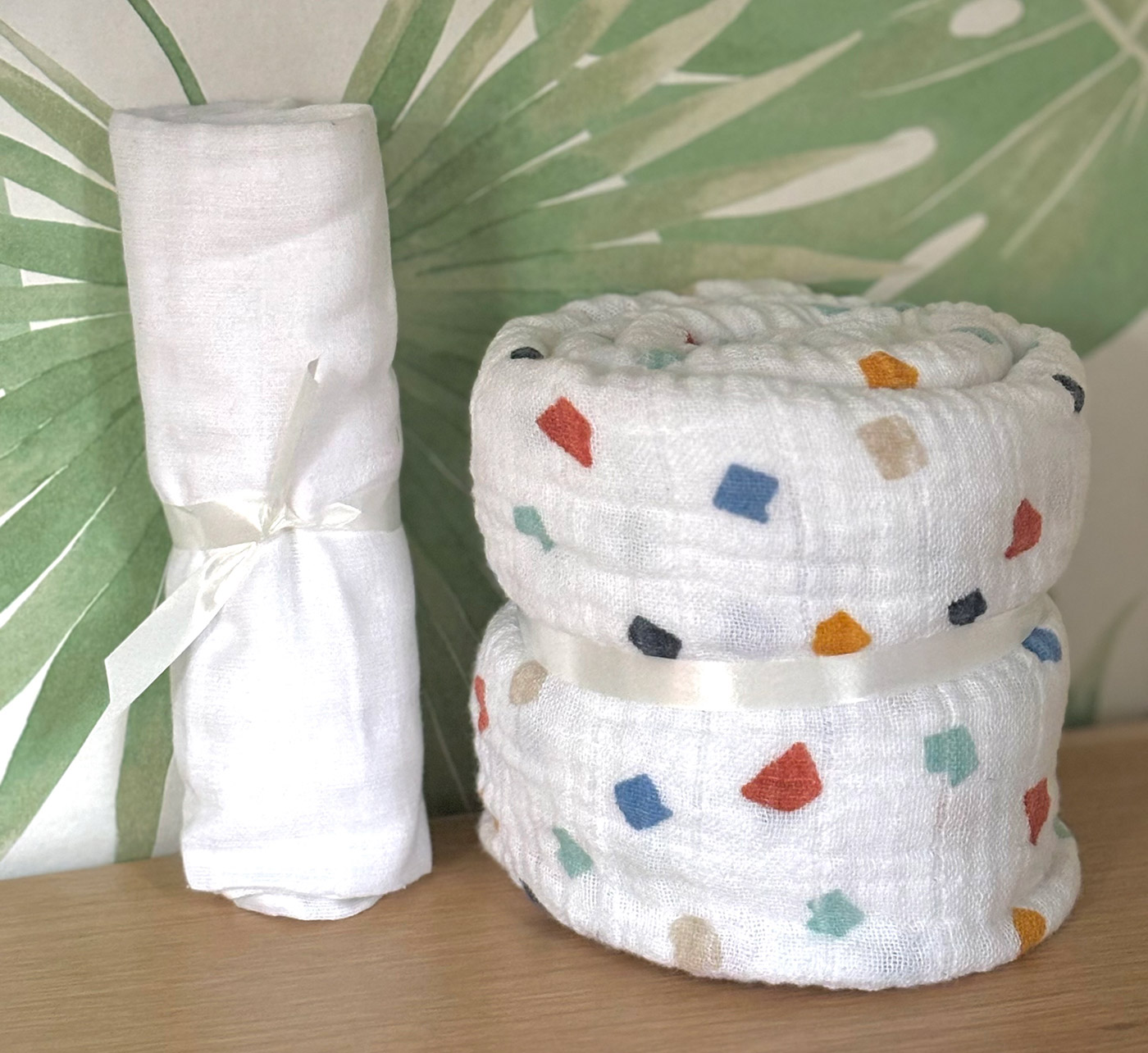 De hydrofiele doek zorgt ervoor dat de doek wel vocht ontneemt, maar niet het product uit je krullen zal opnemen.
Hierdoor droogt je haar sneller, je behoudt de effecten van de eerder aangebrachte producten en er ontstaat geen pluis. Je kunt je krullen helpen om te drogen met de hydrofiele doek door nat haar voorzichtig te deppen of te scrunchen. Niet wrijven want dan maak je de bundels los. De doek is ook uitermate geschikt om te ploppen. Print op de doek varieert.
Verkrijgbaar in 2 afmetingen;
60 x60 cm €2,- en 110x110 cm €8,50
