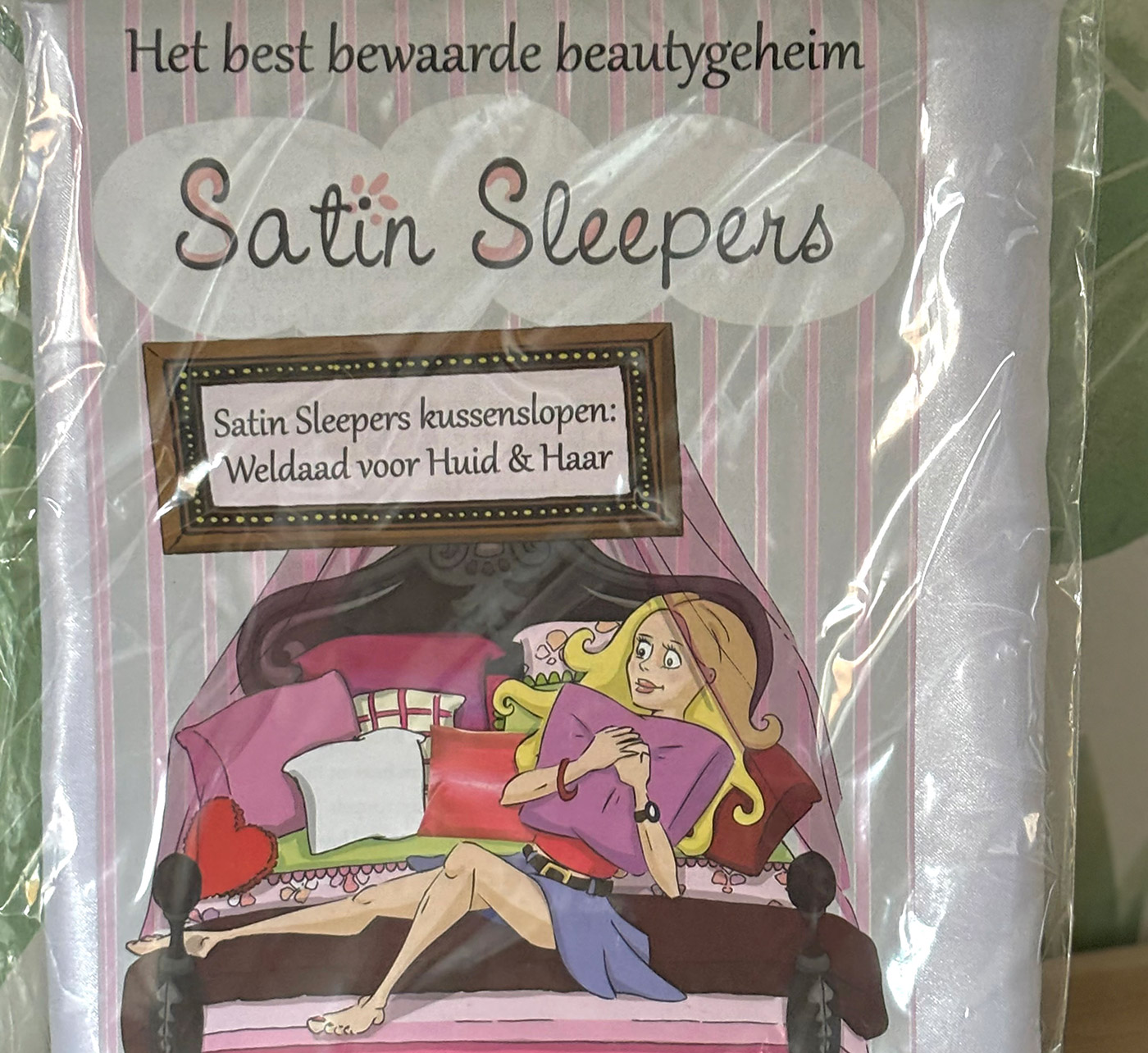 De Satijnen kussenslopen van Satin Sleepers zijn verkrijgbaar in 2 formaten.
Het kleine formaat 50x60 is speciaal geschikt voor de Ikea kussens en is verkrijgbaar voor €17,50. Het standaard formaat 60x70 is de meest gangbare en is verkrijgbaar voor € 19,95. Ze zijn wasmachine bestendig en wasbaar op 40 graden.
Verkrijgbaar in de kleuren; wit, crème, zilver, zwart, lichtroze, fuchsia, lichtblauw, donkerblauw, groen, rood, paars en goud. U kunt in het winkelmandje bij afrekenen, in het vakje opmerkingen, aangeven welke kleur u wilt bestellen.
