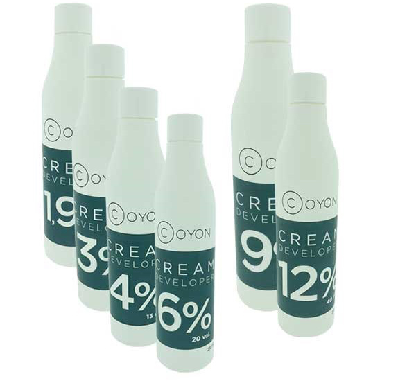 Coyon waterstofperoxide 250 ml voor € 6,00.<br />
Verkrijgbaar in 1,9%, 3%, 4%, 6%, 9% en 12%.<br />
Te combineren met de Mc2 kleuringen.<br />
U kunt in het winkelmandje bij afrekenen, in het vakje opmerkingen, aangeven welke peroxide u wilt bestellen.<br />